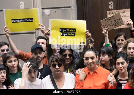 Buenos Aires, Argentine. 20th octobre 2022. Amnesty International, en collaboration avec des organisations de femmes, a mené une mobilisation accompagnant la demande de justice devant l'unité spécialisée des poursuites pour la violence à l'égard des femmes. Ils rejettent une nouvelle manœuvre visant à entraver le développement du procès avant la déclaration de Juan Darthés. Thelma Fardín avec les manifestants venus la soutenir. (Photo par Esteban Osorio/Pacific Press) crédit: Pacific Press Media production Corp./Alay Live News Banque D'Images