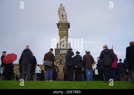 Tynemouth, Royaume-Uni. 21 octobre 2022. Un porte-drapeau de la Légion royale britannique se tenant sur le monument de Collingwood pendant l'événement annuel Toast the Admiral. Crédit : Colin Edwards/Alay Live News. Banque D'Images