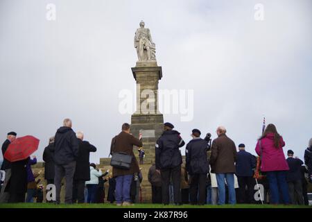 Tynemouth, Royaume-Uni. 21 octobre 2022. À 12 heures, les membres du public, les dignitaires invités et les invités honorés se tournent vers le monument pour le toast marquant l'heure à laquelle le premier coup de feu a été tiré à la bataille de Trafalgar le 21 octobre 1805. Crédit : Colin Edwards/Alay Live News. Banque D'Images