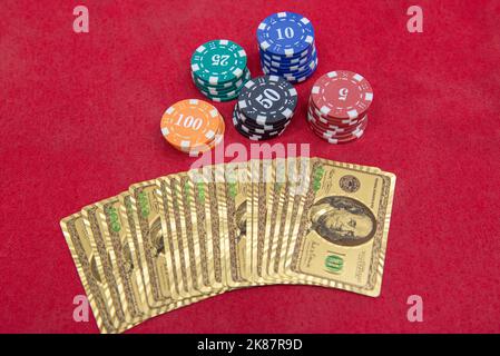 Quatre as près des piles de jetons sur une table en feutre rouge. Le jeu de poker est l'un des jeux de cartes les plus populaires dans le monde et a joué beaucoup dans les casinos. Carte Banque D'Images