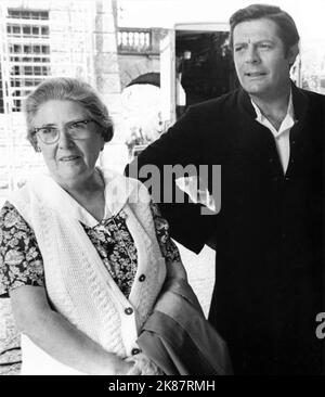 MARCELLO MASTROIANNI et sa mère Mme IDA MASTROIANNI sur scène franc pendant le tournage de L'ÉPOUSE DU PRÊTRE / LA MOGLIE DEL PANTE 1970 réalisateur DINO RISI producteur Carlo Ponti Compagnia Cinématografica Champion / Productions et Editions Cinématographique Francais / les films Concordia / PECF / Warner Bros. Banque D'Images