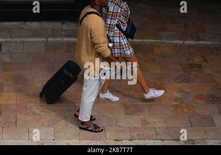 Un bon couple multiethnique est sur le point d'aller faire du shopping après qu'ils sont arrivés dans la ville qu'ils voulaient visiter Banque D'Images
