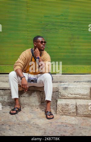 Un touriste épuisé. Il prend une pause Banque D'Images