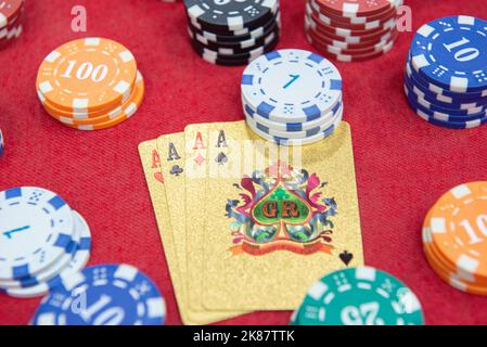 Quatre as près des piles de jetons sur une table en feutre rouge. Le jeu de poker est l'un des jeux de cartes les plus populaires dans le monde et a joué beaucoup dans les casinos. Carte Banque D'Images