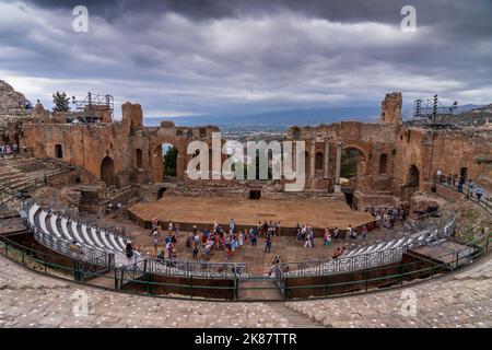 Ancien théâtre de Taormina, un théâtre grec de l'île italienne de Sicile. Banque D'Images