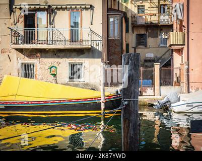 Vieux bateau en bois dans le canal, ville de Chioggia, lagune vénitienne, région de Vénétie, nord de l'italie Banque D'Images