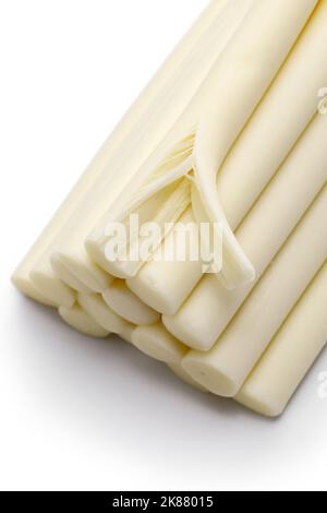 fromage à cordes pour bâtonnets de mozzarella frits isolés sur fond blanc Banque D'Images