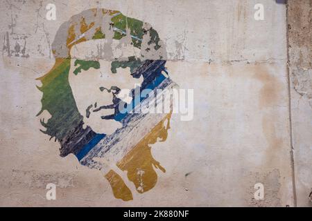 Un gros plan d'une peinture colorée du Che Guevara sur un mur blanc coloré à Cuba Banque D'Images