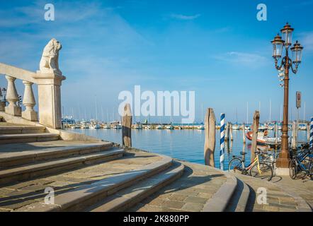 Statue représentant le lion sur le pont de Vigo, dans la ville de Chioggia, lagune vénitienne, province de Venise, région de Vénétie - nord de l'italie Banque D'Images