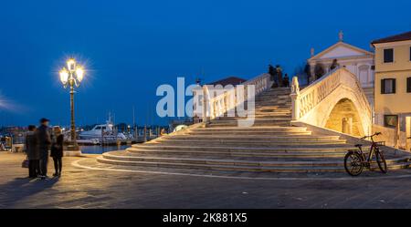 Le pont de Vigo dans le centre historique de la ville de Chioggia, lagune vénitienne, province de Venise, nord de l'italie - photographie de nuit - exposition longue Banque D'Images
