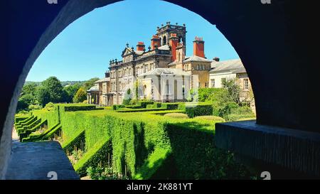 Une photo panoramique d'un jardin de confiance nationale appelé Biddulph Grange à Biddulph, Staffordshire, Angleterre Banque D'Images