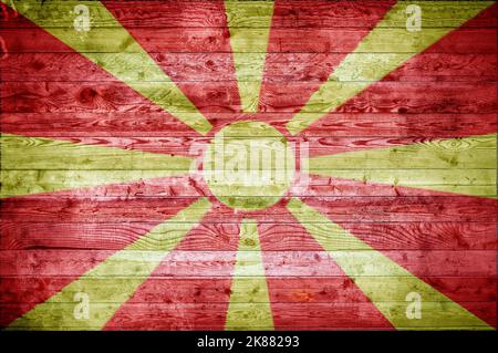 Une vignetted image de fond du drapeau de Macédoine peints sur des planches de bois d'un mur ou le plancher. Banque D'Images