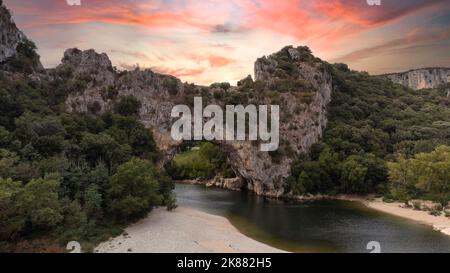 Vue aérienne de Pont d'Arc, Vallon Pont d'Arc, Ardêche France Banque D'Images