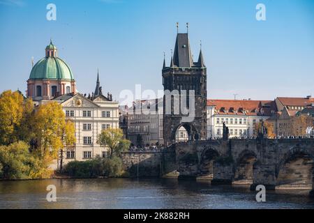 Côté vieille ville du pont Charles à Prague, avec tour de pont et bâtiments des anciens chevaliers de la Croix avec le couvent des étoiles rouges. Banque D'Images