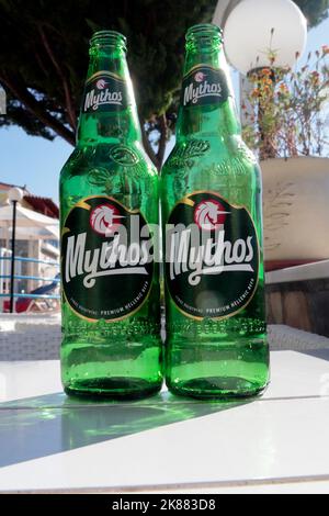 Trois bouteilles de bière grecque de Mythos vert en plein air par temps ensoleillé. Septembre / octobre 2022 automne Banque D'Images