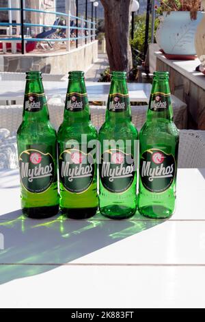 Quatre bouteilles de bière grecque de Mythos vert en plein air par temps ensoleillé. Septembre / octobre 2022 automne Banque D'Images