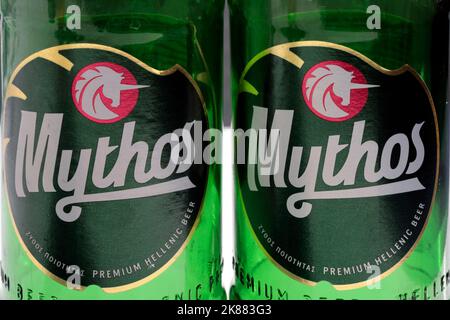 Deux bouteilles de bière grecque de Mythos vert en plein air par temps ensoleillé. Septembre / octobre 2022 automne. Gros plan de l'étiquette. Banque D'Images