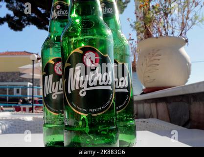 Trois bouteilles de bière grecque de Mythos vert en plein air par temps ensoleillé. Septembre / octobre 2022 automne Banque D'Images