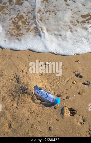 La contamination en plastique de la mer. Message SOS dans une bouteille en plastique au bord de la mer. Banque D'Images