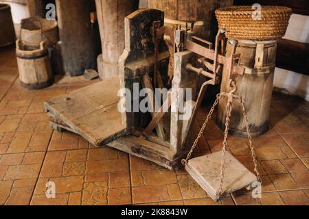 Vieux pèse-personnes dans les zones rurales des villages Banque D'Images