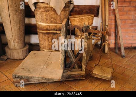 Vieux pèse-personnes dans les zones rurales des villages Banque D'Images