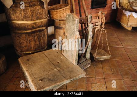 Vieux pèse-personnes dans les zones rurales des villages Banque D'Images