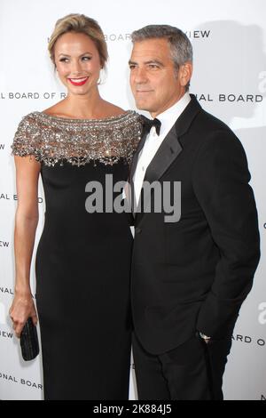 Stacy Keibler et George Clooney assistent au Gala annuel des prix du Conseil national de révision des images de mouvement au 42nd rue Cipriani, à New York, sur 10 janvier 2012. Crédit photo : Henry McGee/MediaPunch Banque D'Images