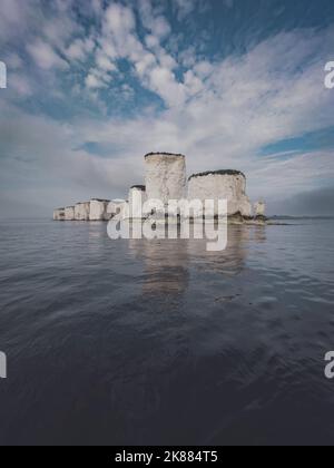 Un cliché vertical de Old Harry Rocks et d'un ciel nuageux sur l'île de Purbeck, en Angleterre Banque D'Images