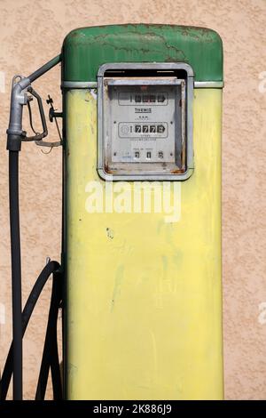 Oingt, France - 12 mars 2014 : pompe à gaz ancienne et ancienne en France Banque D'Images