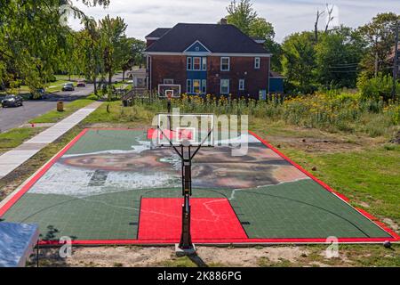 Highland Park, Michigan - Un terrain de basket-ball à côté de la maison d'activités. L'organisme sans but lucratif aide les étudiants de cette communauté à faible revenu en leur offrant des cours particuliers, des repas Banque D'Images