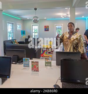 Highland Park, Michigan - Shamayim Harris (mama Shu) montre des visiteurs autour de la maison de travail, qu'elle a mis en place. Le but non lucratif aide les étudiants dans Banque D'Images