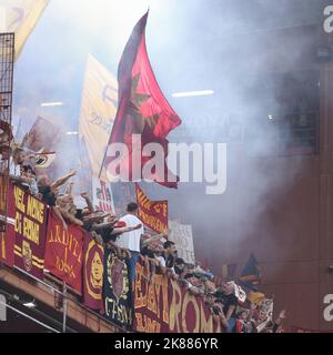 17 octobre 2022, Genova, GE, Italie : Italie, Genova, octobre 17 2022: Alors que les fans de Roma brandissent les drapeaux et montrent des bannières dans les stands pendant le jeu de football SAMPDORIA vs AS ROMA, Serie A Tim 2022-2023 day10 stade Ferraris (Credit image: © Fabrizio Andrea Bertani/Pacific Press via ZUMA Press Wire) Banque D'Images