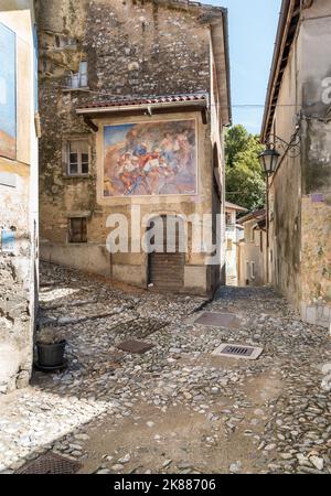 Rues pavées étroites avec peintures sur les murs dans l'ancien village peint Arcumeggia dans la province de Varèse. Banque D'Images