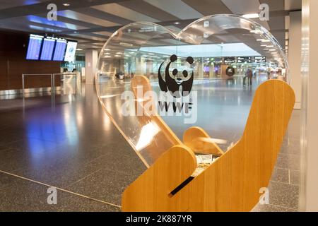 Oslo, Norvège - 28 septembre 2022: Une boîte de dons du WWF à l'aéroport d'Oslo. Banque D'Images