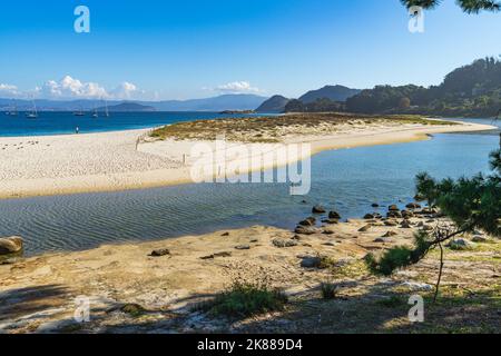 Belle plage de Rodas dans le parc national des Îles Cies à Vigo, Galice, Espagne. Banque D'Images