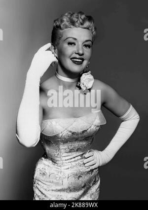 Betty Grable actrice 01 mai 1945 **AVERTISSEMENT** cette photographie est à usage éditorial exclusif et est le droit d'auteur de la Société du film et/ou du photographe assigné par la Société du film ou de la production et ne peut être reproduite que par des publications dans le cadre de la promotion du film ci-dessus. Un crédit obligatoire pour la société de film est requis. Le photographe doit également être crédité lorsqu'il est connu. Aucune utilisation commerciale ne peut être accordée sans l'autorisation écrite de la Société du film. Banque D'Images