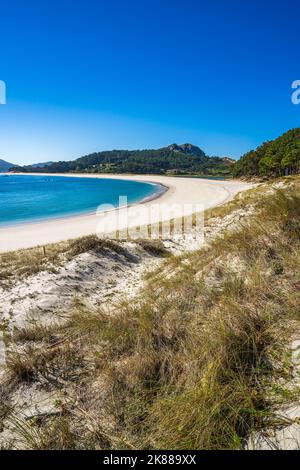 Belle plage de Rodas dans le parc national des Îles Cies à Vigo, Galice, Espagne. Banque D'Images