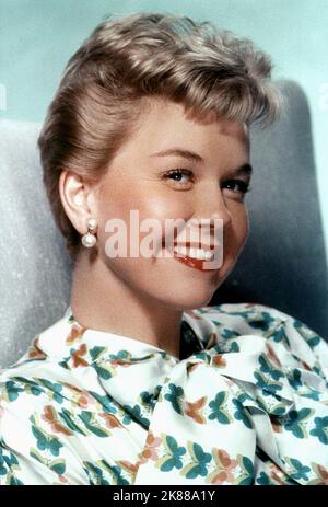 Doris Day actrice 01 mai 1951 **AVERTISSEMENT** cette photographie est à usage éditorial exclusif et est le droit d'auteur de la Société du film et/ou du photographe assigné par la Société du film ou de la production et ne peut être reproduite que par des publications en conjonction avec la promotion du film ci-dessus. Un crédit obligatoire pour la société de film est requis. Le photographe doit également être crédité lorsqu'il est connu. Aucune utilisation commerciale ne peut être accordée sans l'autorisation écrite de la Société du film. Banque D'Images