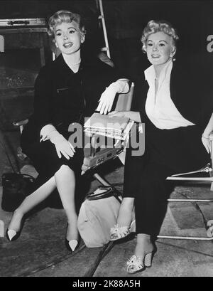 ZSA Zsa Gabor & Eva Gabor actrice avec soeur 01 mai 1957 **AVERTISSEMENT** cette photographie est réservée à un usage éditorial et est protégée par les droits d'auteur de la Société cinématographique et/ou du photographe désigné par la Société cinématographique ou la Société de production et ne peut être reproduite que par des publications dans le cadre de la promotion du film ci-dessus. Un crédit obligatoire à The film Company est requis. Le photographe doit également être crédité lorsqu'il est connu. Aucune utilisation commerciale ne peut être accordée sans autorisation écrite de The film Company. Banque D'Images