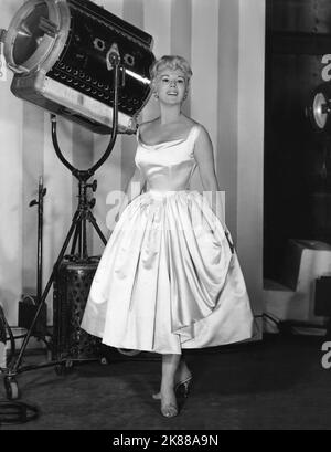 EVA Gabor actrice 01 mai 1957 **AVERTISSEMENT** cette photographie est réservée à un usage éditorial et est protégée par les droits d'auteur de la Société cinématographique et/ou du photographe désigné par la Société cinématographique ou la Société de production et ne peut être reproduite que par des publications dans le cadre de la promotion du film ci-dessus. Un crédit obligatoire à The film Company est requis. Le photographe doit également être crédité lorsqu'il est connu. Aucune utilisation commerciale ne peut être accordée sans autorisation écrite de The film Company. Banque D'Images