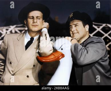 Bud Abbott & Lou Costello Abbott & Costello 01 mai 1955 **AVERTISSEMENT** cette photographie est réservée à un usage éditorial et est protégée par les droits d'auteur de The film Company et/ou du photographe désigné par The film or production Company et ne peut être reproduite que par des publications en liaison avec la promotion du film ci-dessus. Un crédit obligatoire à The film Company est requis. Le photographe doit également être crédité lorsqu'il est connu. Aucune utilisation commerciale ne peut être accordée sans autorisation écrite de The film Company. Banque D'Images