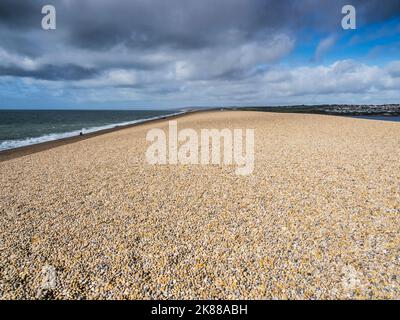 Nuages orageux au-dessus de Chesil Beach à Dorset. Banque D'Images