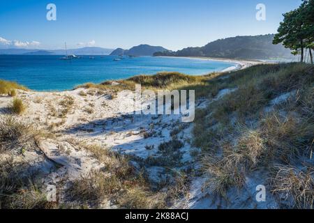 Belle plage de Rodas dans le parc national des Îles Cies à Vigo, Galice, Espagne. Banque D'Images