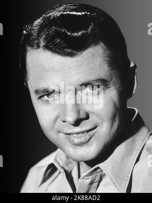 Audie Murphy acteur 01 mai 1958 **AVERTISSEMENT** cette photographie est réservée à un usage éditorial et est protégée par les droits d'auteur de la Société cinématographique et/ou du photographe désigné par la Société cinématographique ou la Société de production et ne peut être reproduite que par des publications dans le cadre de la promotion du film ci-dessus. Un crédit obligatoire à The film Company est requis. Le photographe doit également être crédité lorsqu'il est connu. Aucune utilisation commerciale ne peut être accordée sans autorisation écrite de The film Company. Banque D'Images