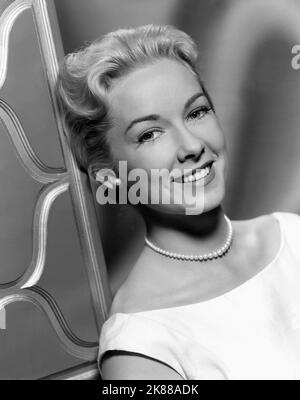 Vera Miles actrice 01 mai 1959 **AVERTISSEMENT** cette photographie est destinée à un usage éditorial seulement et est le droit d'auteur de la Société du film et/ou du photographe assigné par la Société du film ou de la production et ne peut être reproduite que par des publications en conjonction avec la promotion du film ci-dessus. Un crédit obligatoire pour la société de film est requis. Le photographe doit également être crédité lorsqu'il est connu. Aucune utilisation commerciale ne peut être accordée sans l'autorisation écrite de la Société du film. Banque D'Images