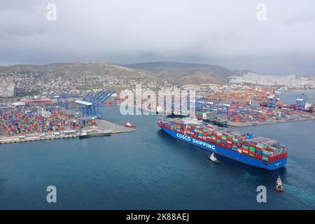 Pékin, Chine. 15th févr. 2019. Cette photo aérienne prise le 15 février 2019 montre un navire à conteneurs de la COSCO Shipping qui s'approche du port du Pirée, en Grèce. Crédit : Wu lu/Xinhua/Alay Live News Banque D'Images