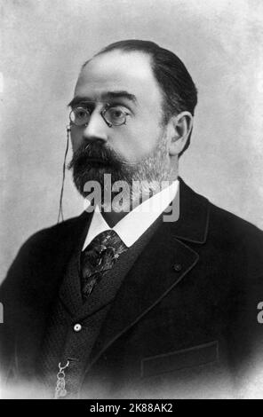 Emile Zola Writer (1840-1902) 01 May 1885 **AVERTISSEMENT** cette photographie est à usage éditorial exclusif et est protégée par les droits d'auteur de la Société du film et/ou du photographe désigné par la Société du film ou de la production et ne peut être reproduite que par des publications dans le cadre de la promotion du film ci-dessus. Un crédit obligatoire pour la société de film est requis. Le photographe doit également être crédité lorsqu'il est connu. Aucune utilisation commerciale ne peut être accordée sans l'autorisation écrite de la Société du film. Banque D'Images