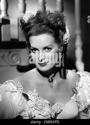 Maureen O'Hara actrice 01 mai 1946 **AVERTISSEMENT** cette photographie est destinée à un usage éditorial exclusif et est protégée par les droits d'auteur de la Société du film et/ou du photographe affecté par la Société du film ou de la production et ne peut être reproduite que par des publications dans le cadre de la promotion du film ci-dessus. Un crédit obligatoire pour la société de film est requis. Le photographe doit également être crédité lorsqu'il est connu. Aucune utilisation commerciale ne peut être accordée sans l'autorisation écrite de la Société du film. Banque D'Images