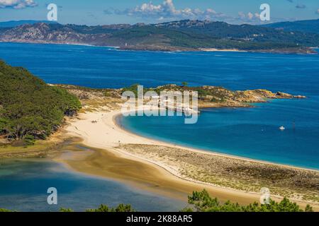 Belle plage de Rodas dans le parc national des Îles Cies à Vigo, Galice, Espagne. Banque D'Images