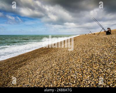 Nuages orageux au-dessus de Chesil Beach à Dorset. Banque D'Images